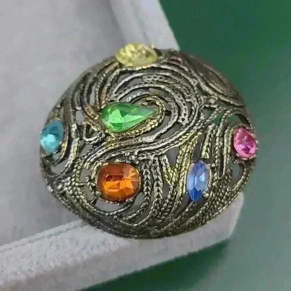 Antique Silver Tone Dome Shaped Rhinestone Swirled Circle Brooch - Picture 4 of 11